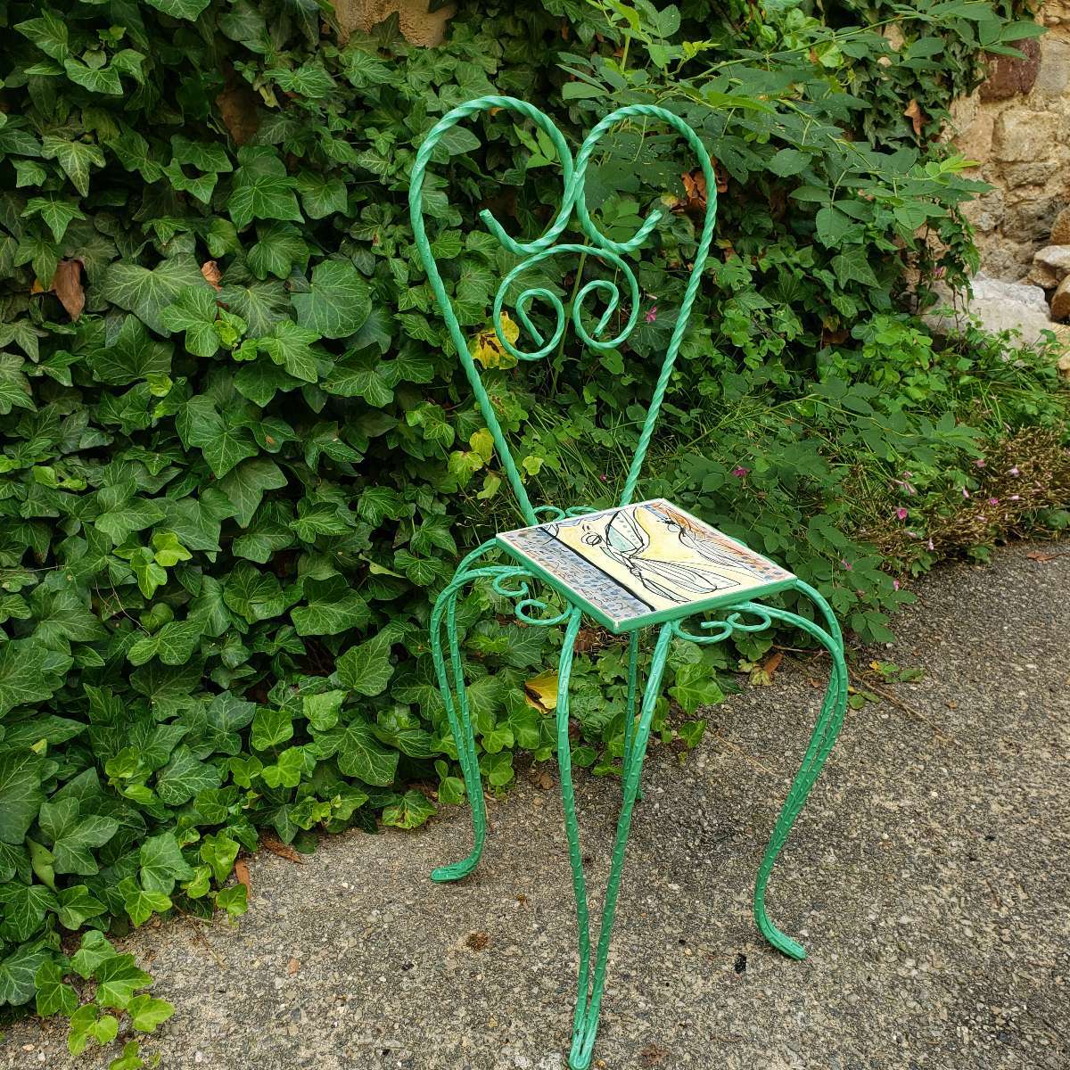 Petite chaise fer forgé ancien avec carreau céramique