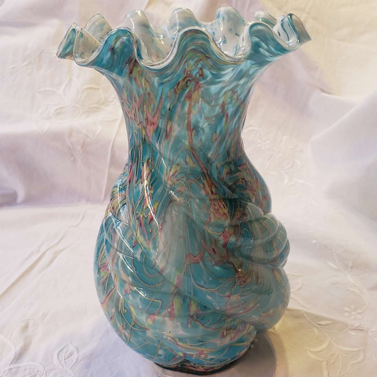 Vase berlingot en verre soufflé torsadé, de Clichy ?
