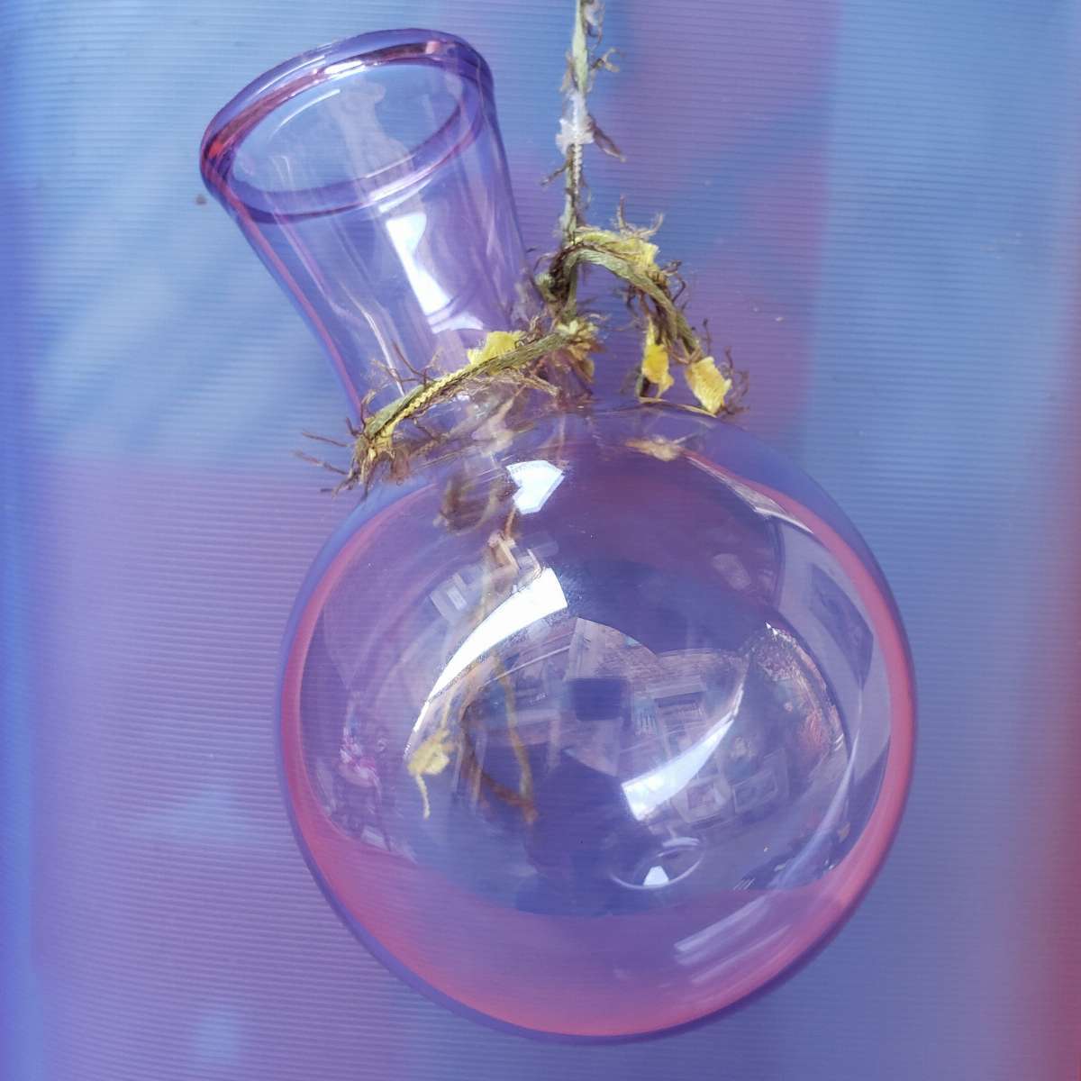 Vase en verre soufflé à suspendre, forme boule, violine