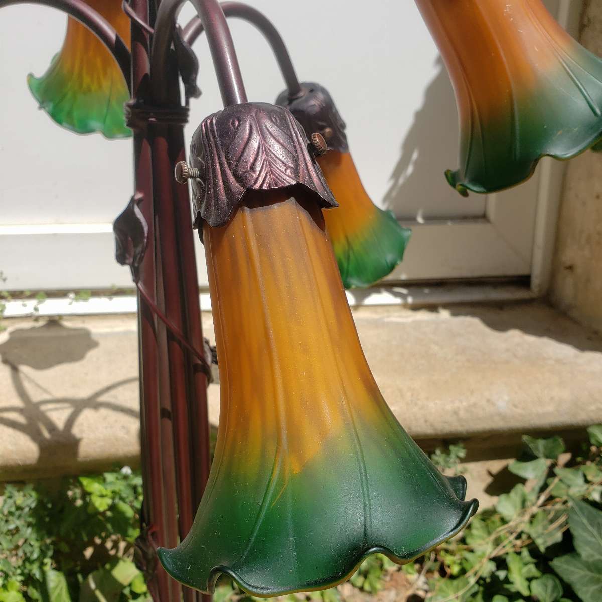 Lampe art nouveau avec 6 tulipes en verre, déco libellule