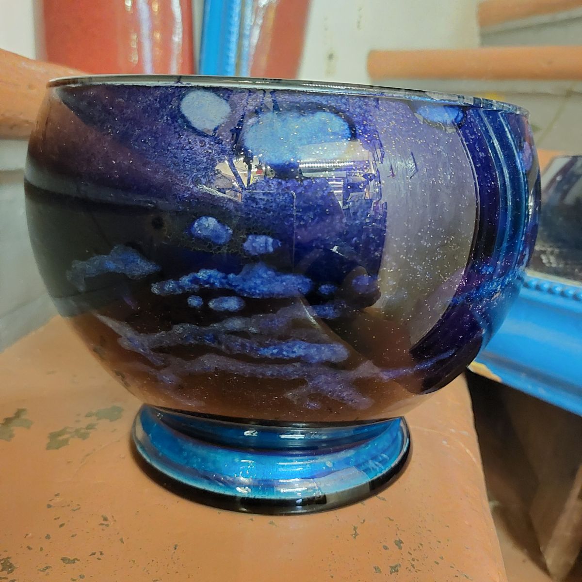 Vase boule en verre émaillé signé JNB