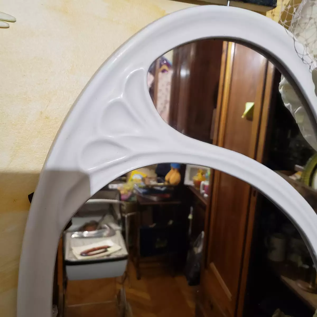 Miroir oval ancien en fonte émaillée