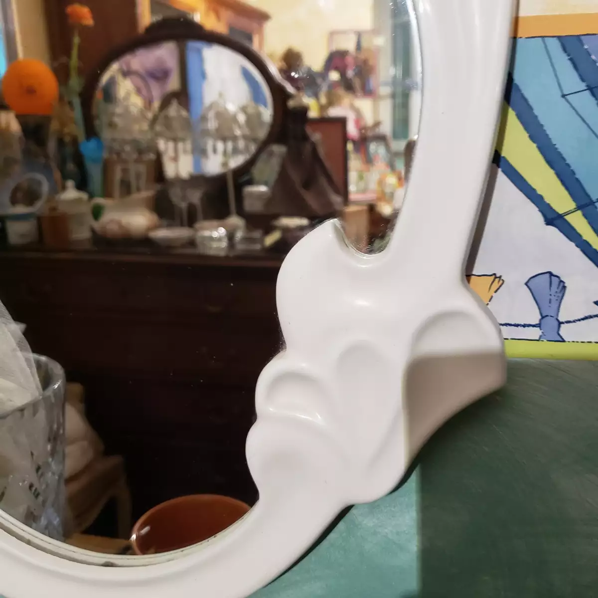 Miroir oval ancien en fonte émaillée