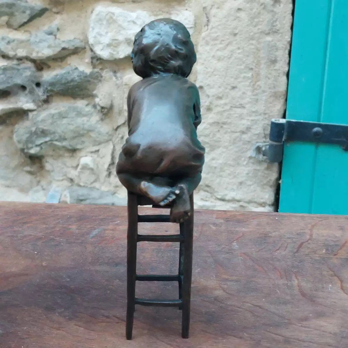 Sculpture en bronze de M Juan CLARA, enfant sur tabouret