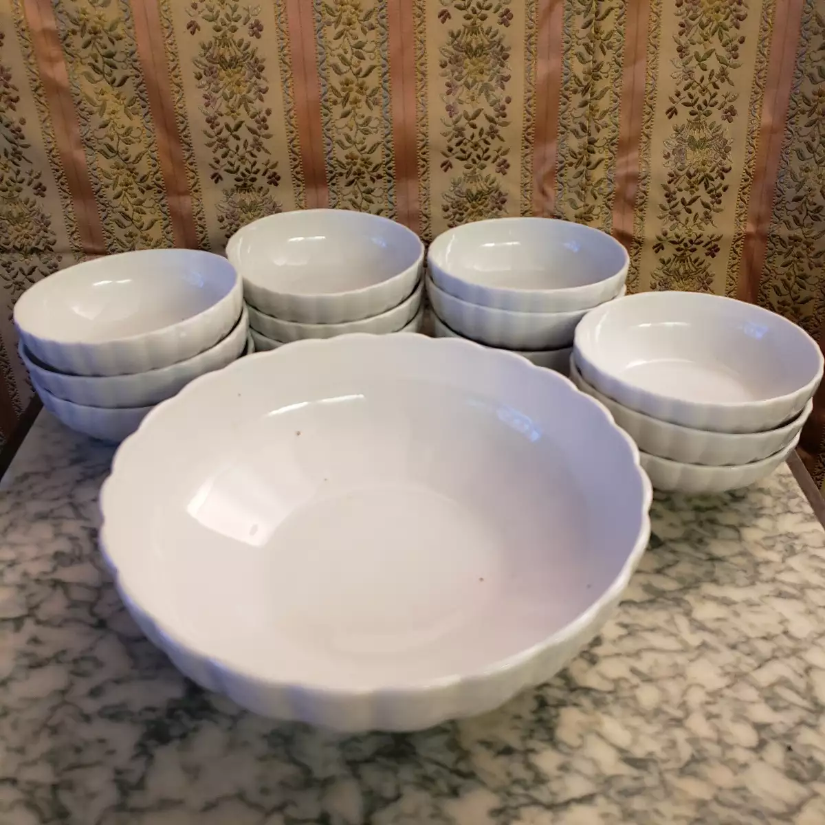 12 coupelles et saladier en porcelaine blanche de Pillivuyt