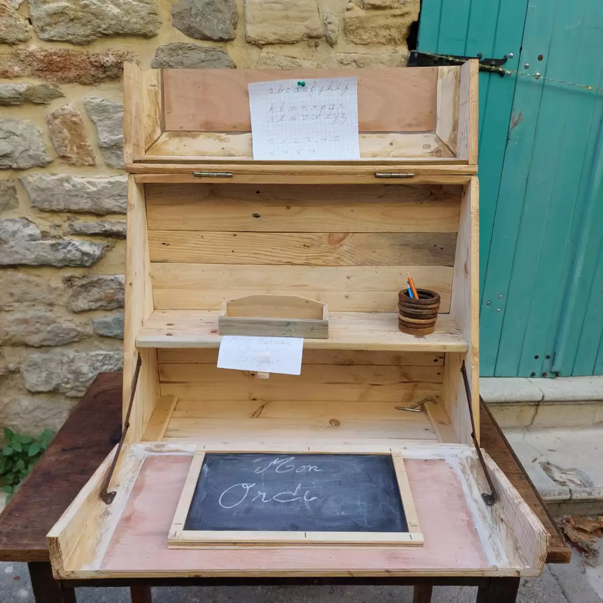 Bureau d'appoint amovible et portatif