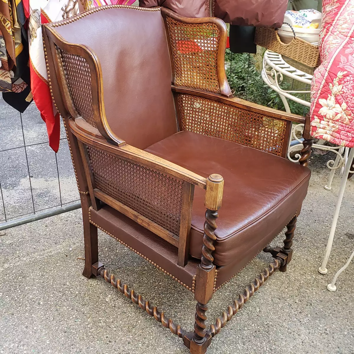 Fauteuil à oreilles avec cannage et cuir