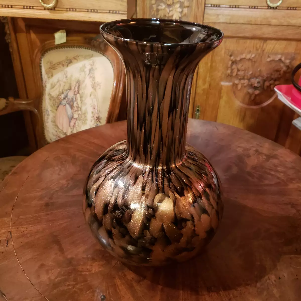 Vase en verre noir à incrustation de cuivre