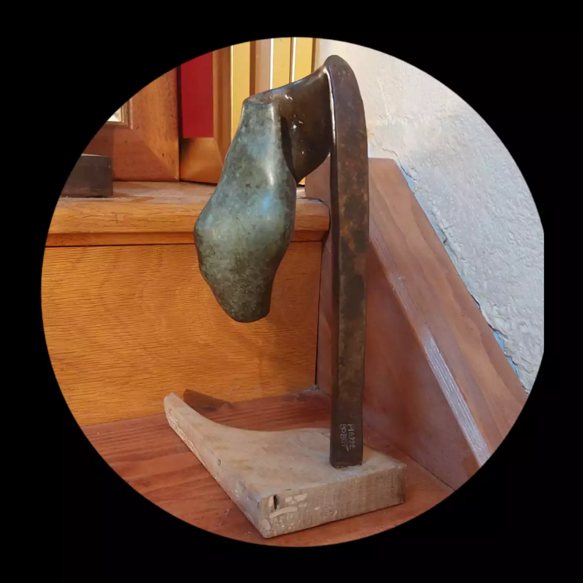 Sculpture en bronze, visage patiné,  "suspendu"
