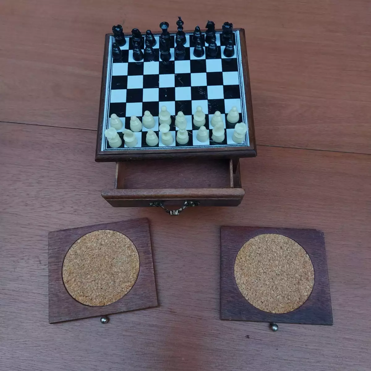 Mini-échecs et sous verres