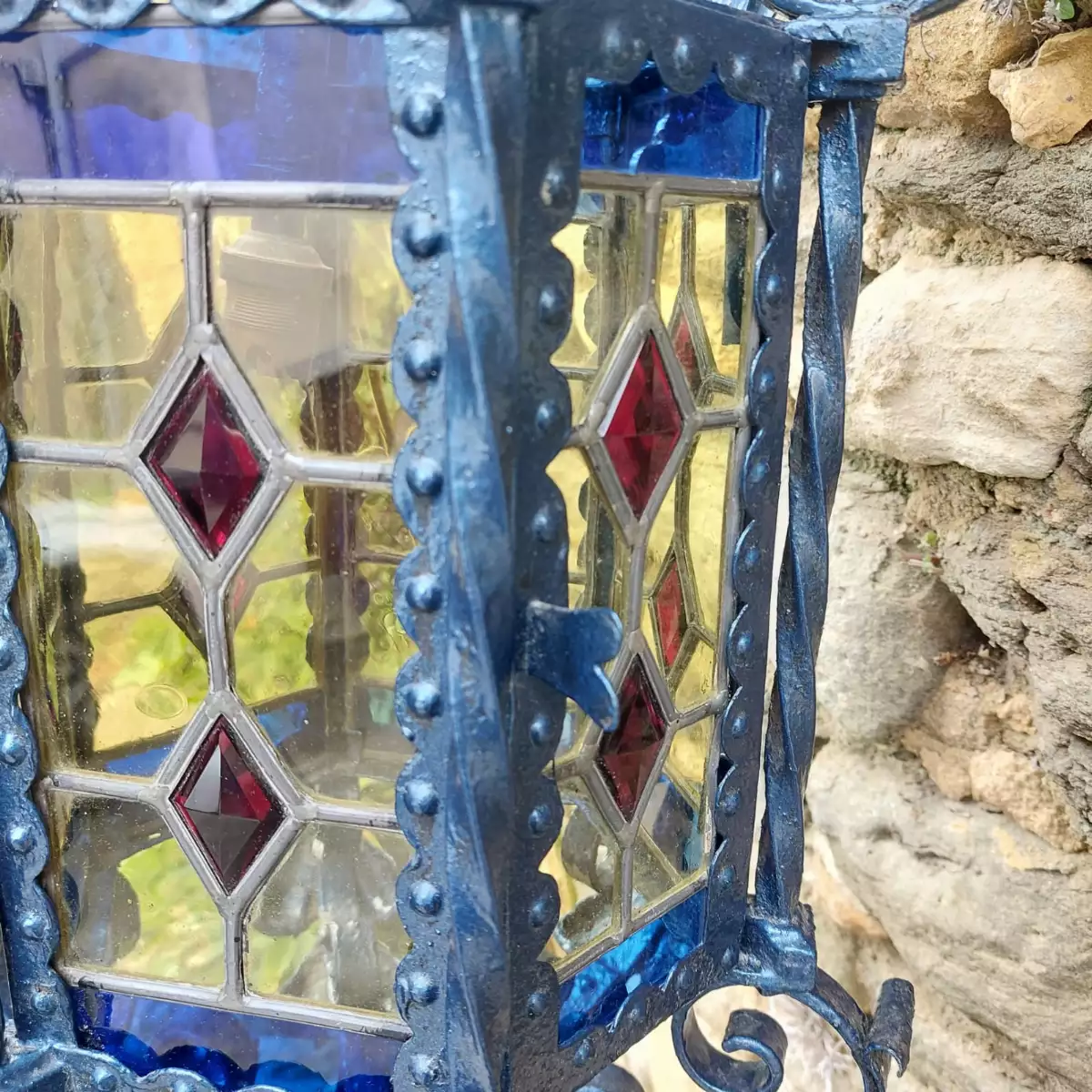 Grande lanterne en fer forgé et vitraux authentiques