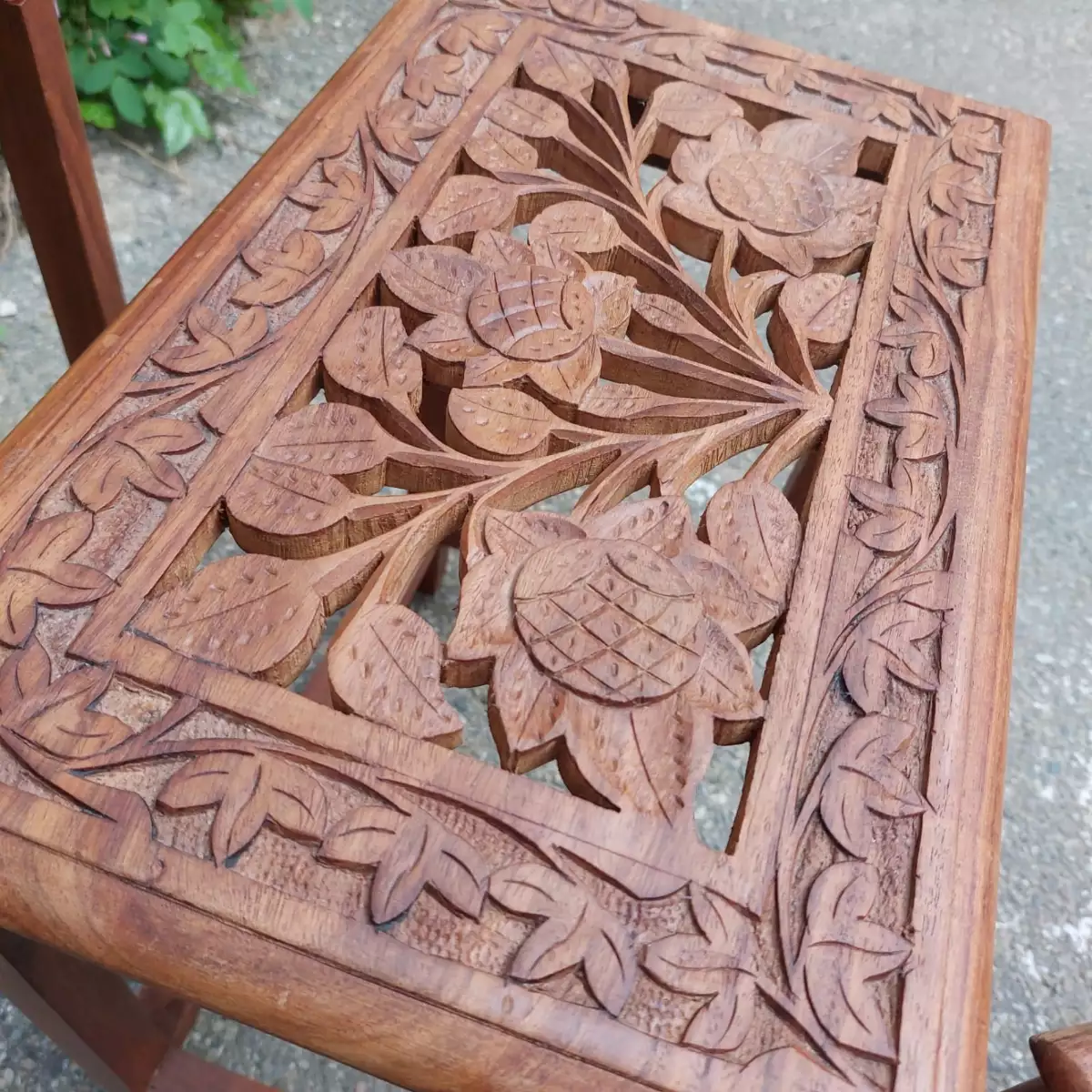 Tables gigognes en bois d'acajou sculpté