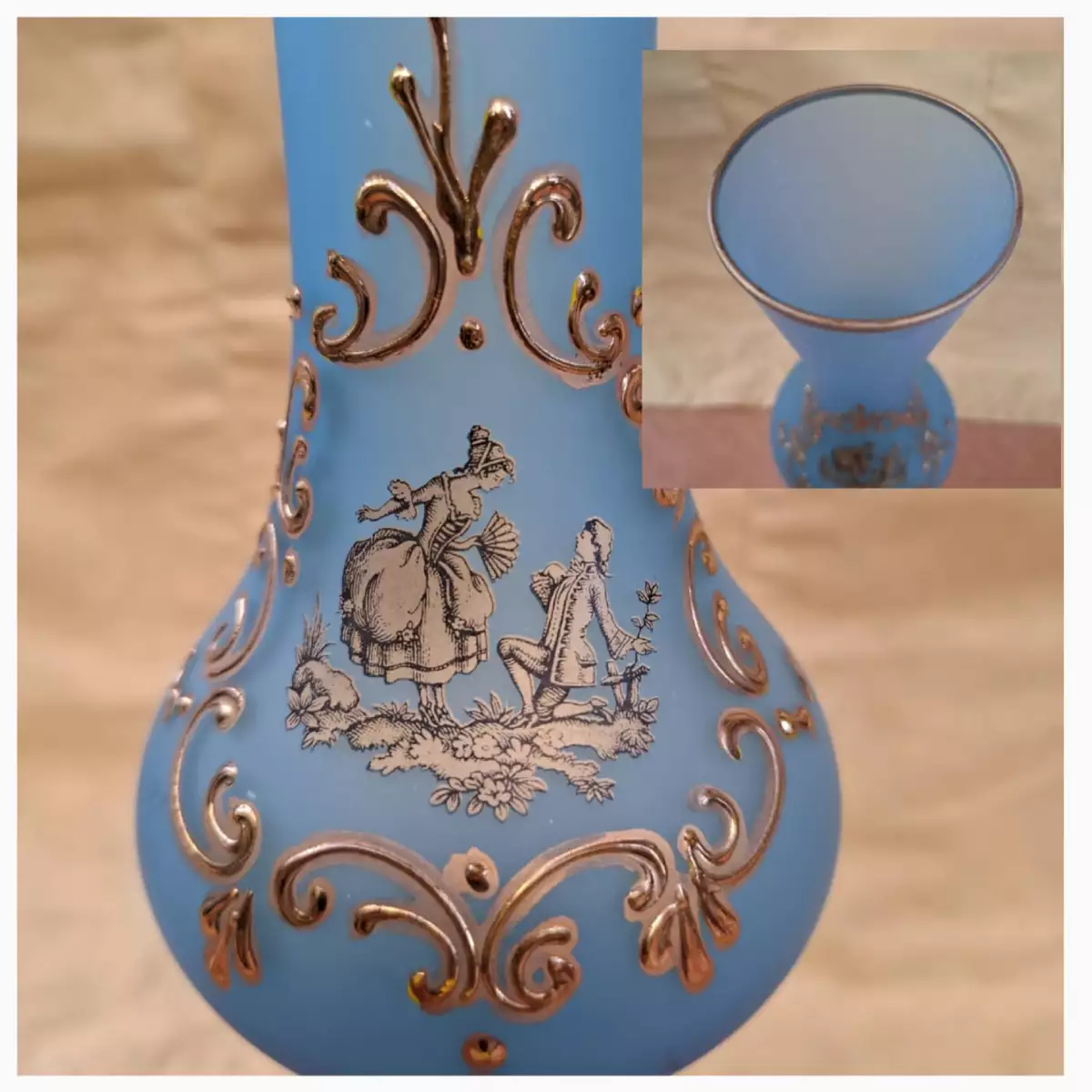 Vase sur pied en opaline bleu