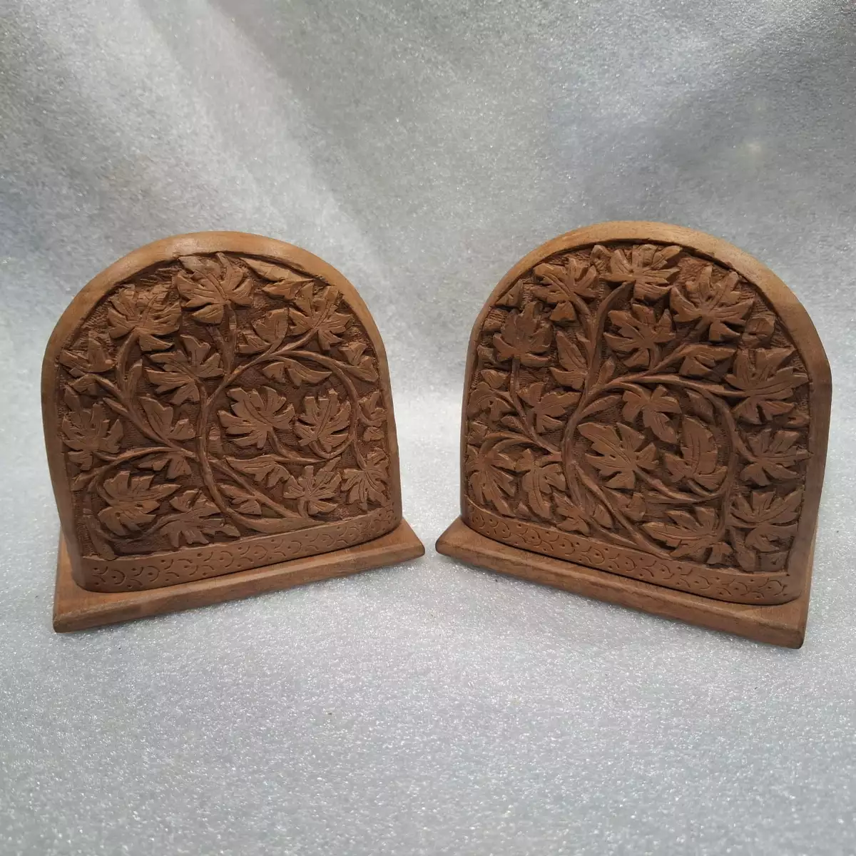 Serre-livres en bois sculpté