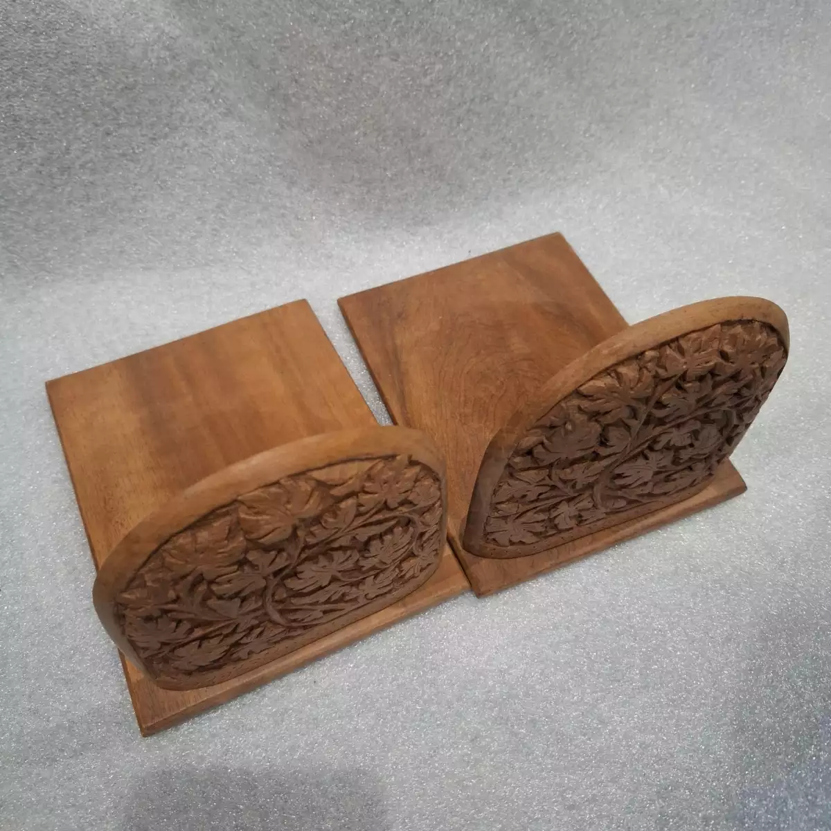 Serre-livres en bois sculpté