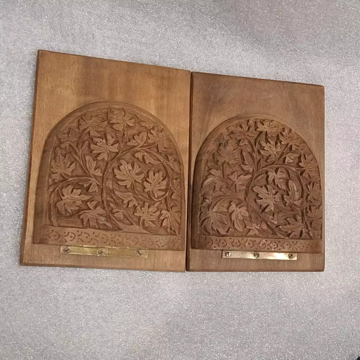Serre-livres en bois sculpté
