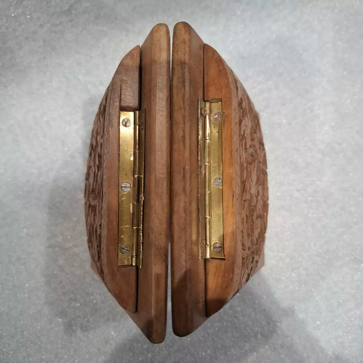 Serre-livres en bois sculpté