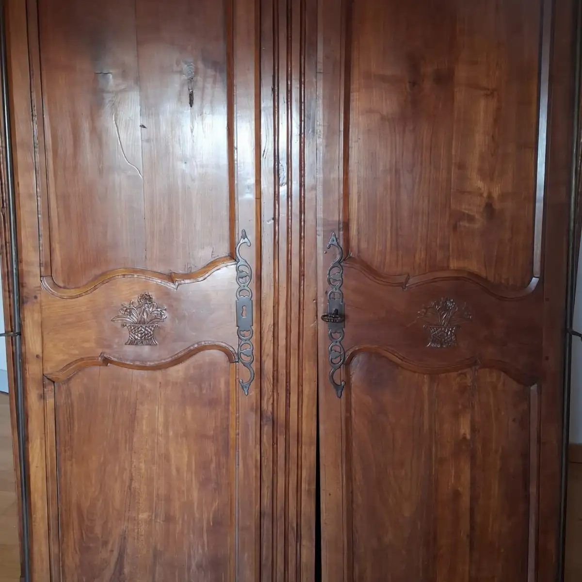 Armoire provençale de mariage en noyer,époque Louis XVI