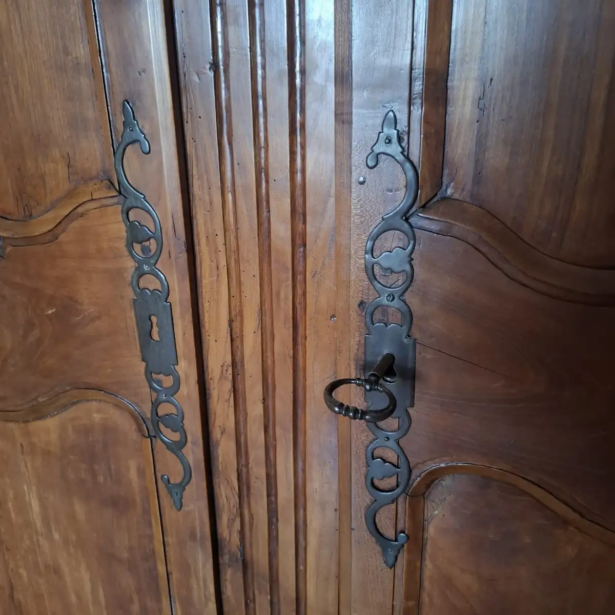 Armoire provençale de mariage en noyer,époque Louis XVI