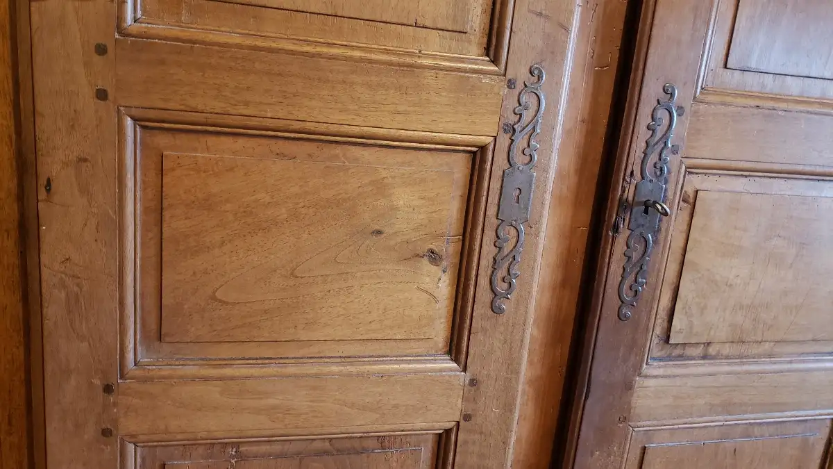Armoire en châtaignier massif ancienne XIXème