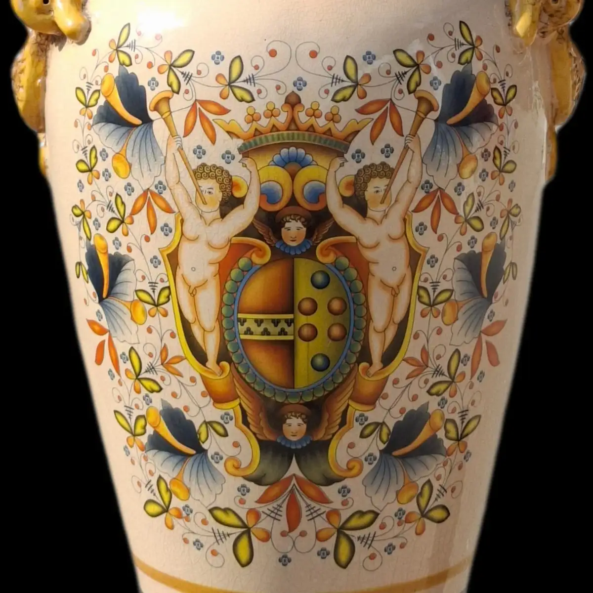 Grand vase italien, faïence craquelée avec angelots