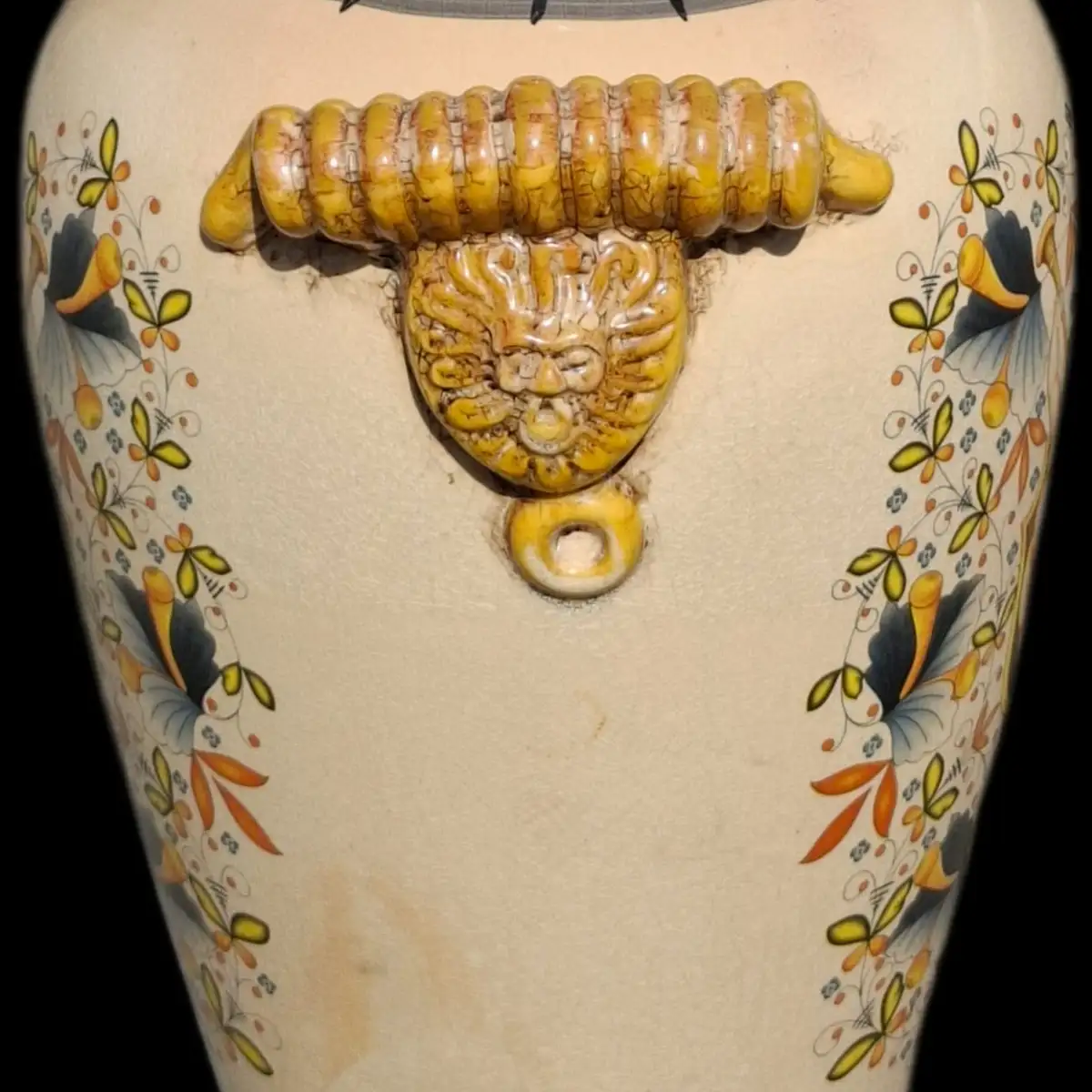 Grand vase italien, faïence craquelée avec angelots