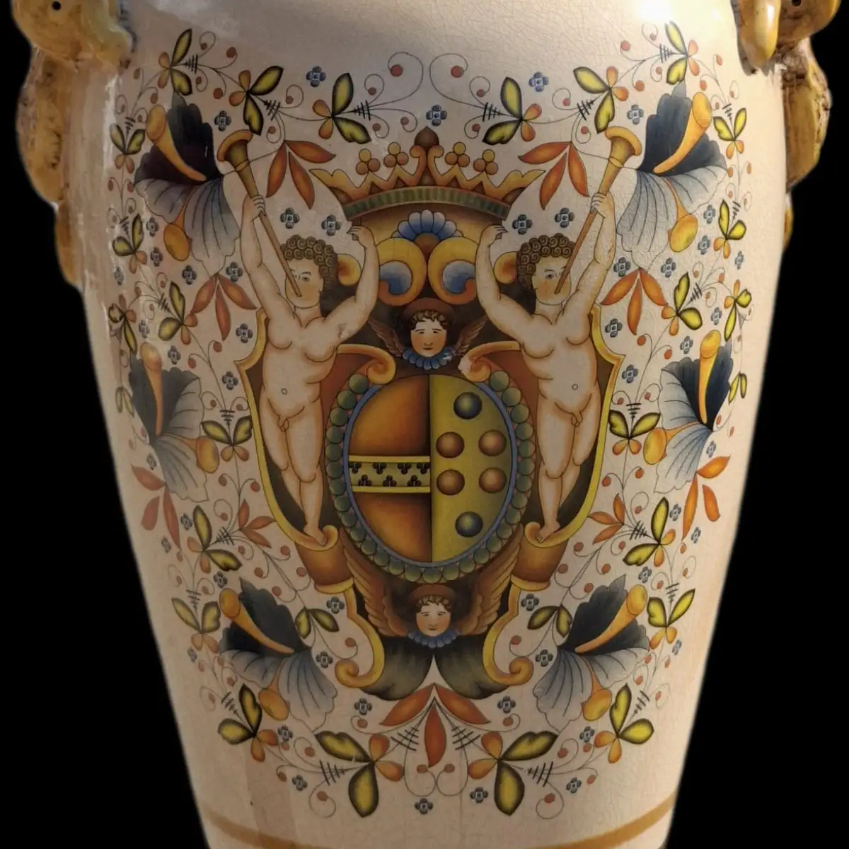 Grand vase italien, faïence craquelée avec angelots