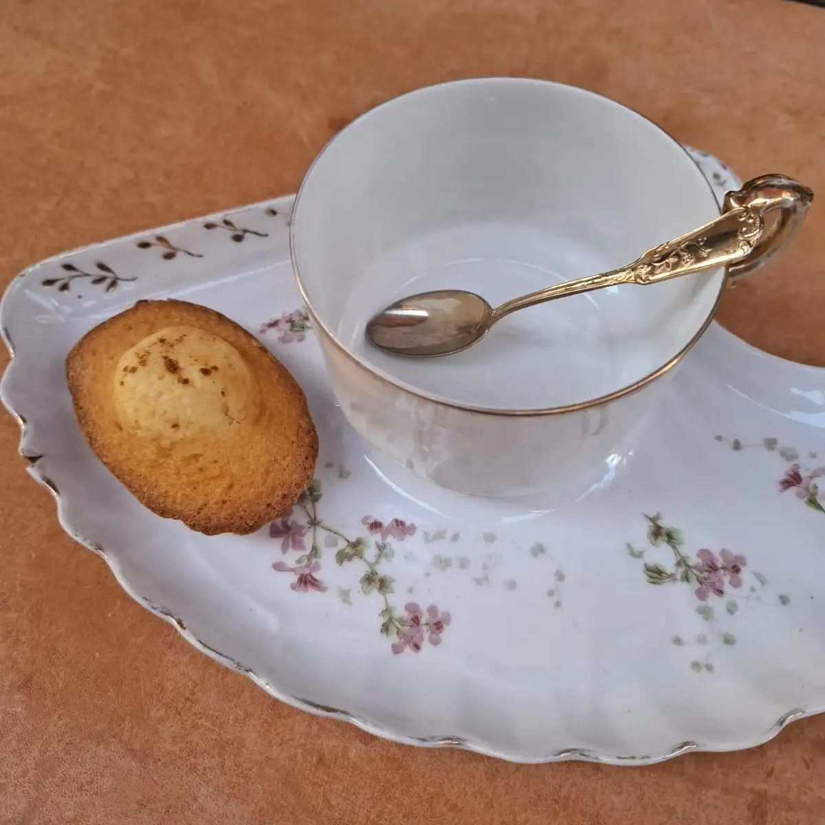 Grande tasse et son plateau déjeuner en porcelaine
