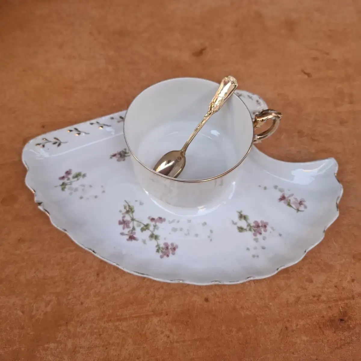 Grande tasse et son plateau déjeuner en porcelaine