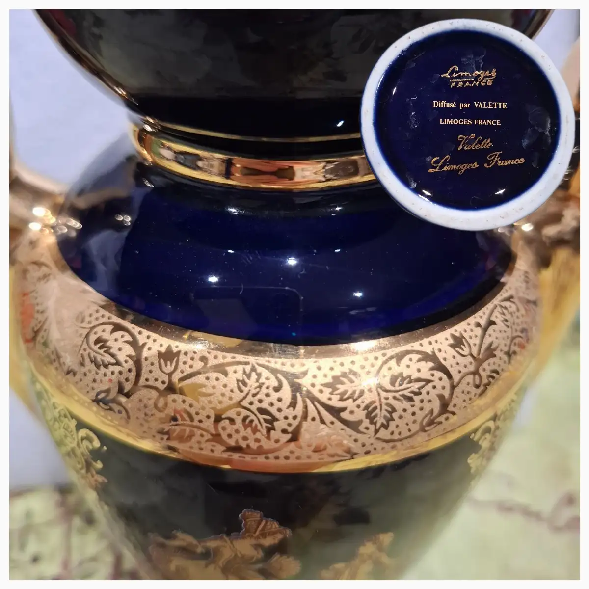 Petit vase en porcelaine bleu cobalt et doré or fin