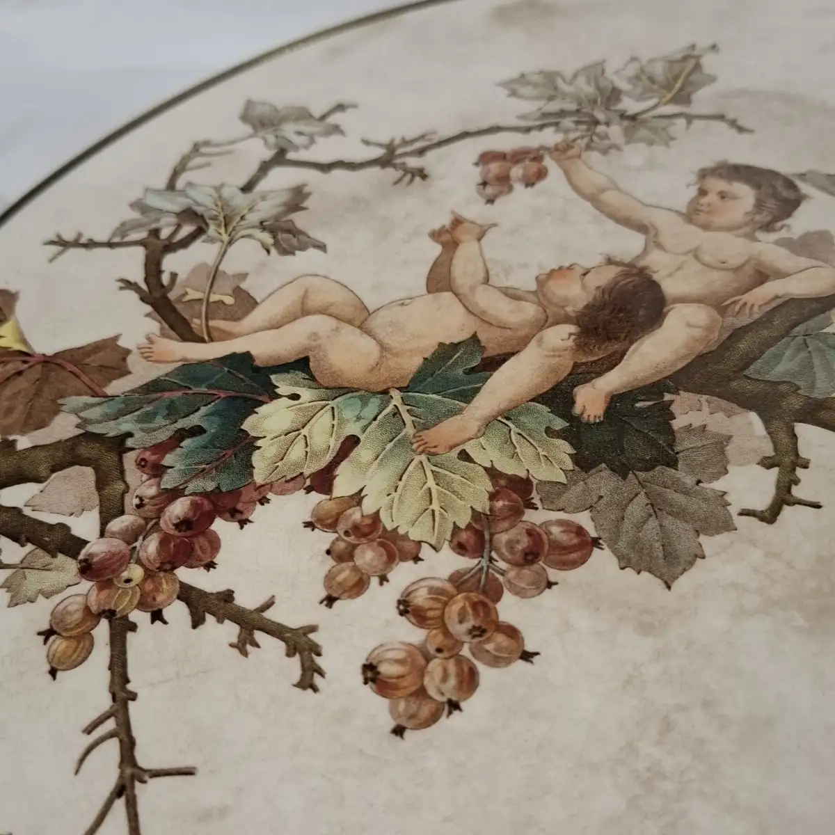 Plat de service rond en céramique avec angelots