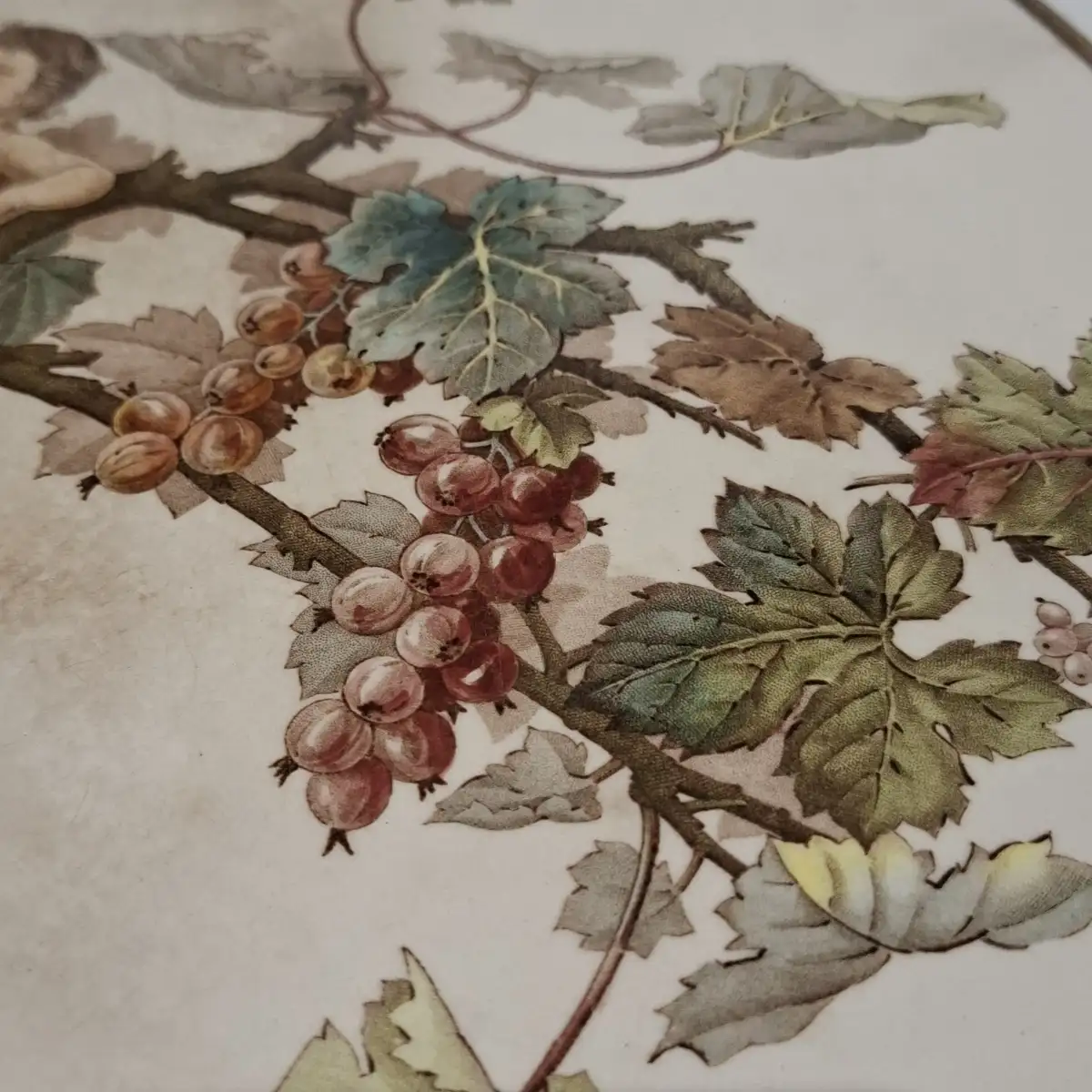 Plat de service rond en céramique avec angelots