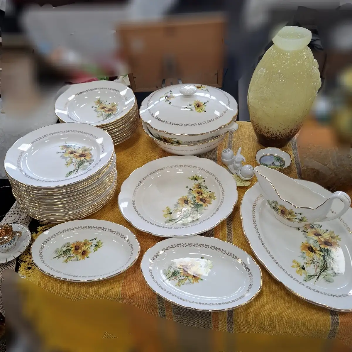 Service de table GIEN, modèle Marguerite, 33 pièces