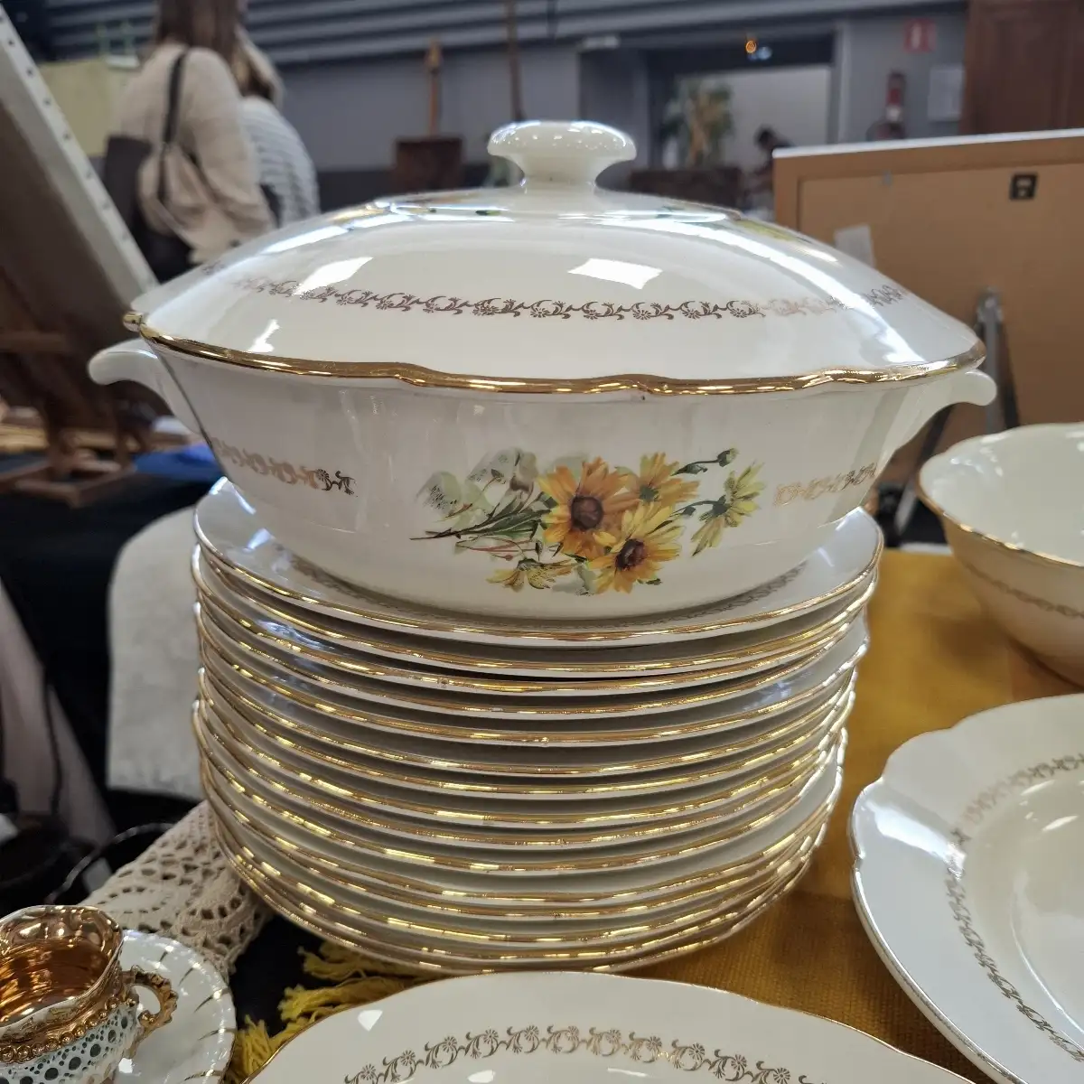 Service de table GIEN, modèle Marguerite, 33 pièces